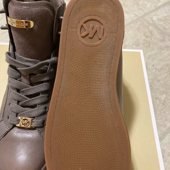 Shoes - Picture 5 of 10